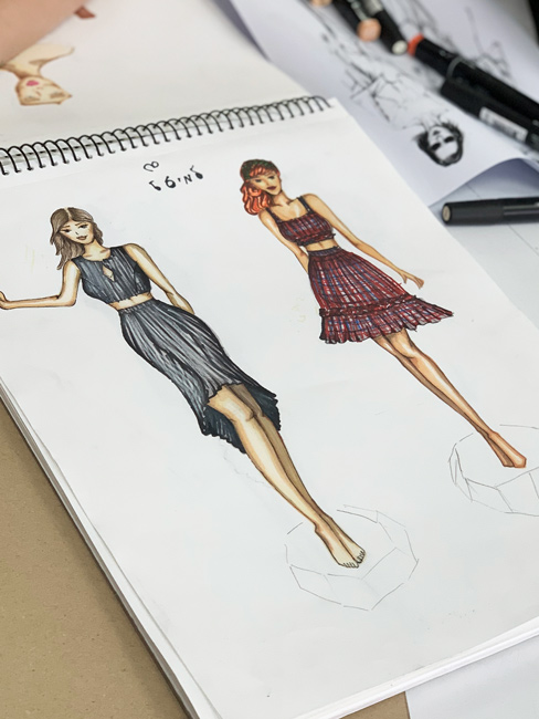 קוי מתאר, הצללות וצבועה באיור אופנה בבית למעצב בחיפה