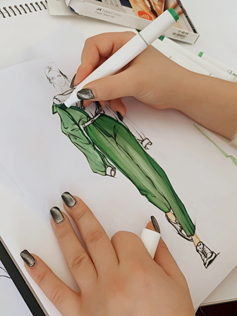 קוי מתאר, הצללות וצבועה באיור אופנה בבית למעצב בחיפה